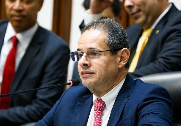 'Falta liderança, falta capacidade de decisão e sobra improviso', diz Nelson Leal sobre governo de Jerônimo