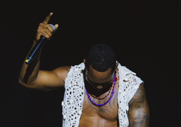 Léo Santana ensaia hit do Carnaval com ingressos esgotados no Baile da Santinha