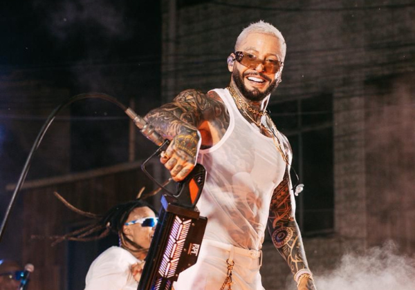 Kannário reúne uma multidão na Liberdade em gravação de novo disco