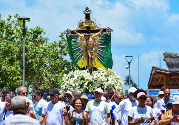 Fiéis levam imagem do Senhor do Bonfim à Conceição da Praia em procissão marítima que precede lavagem