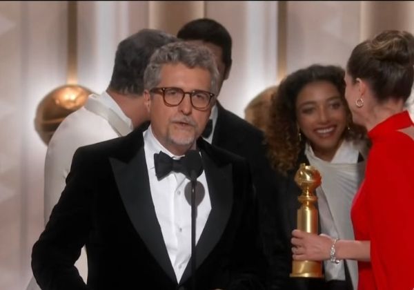 Diretor menciona prisão de Bolsonaro em entrevista no Globo de Ouro: ‘Irresponsável’