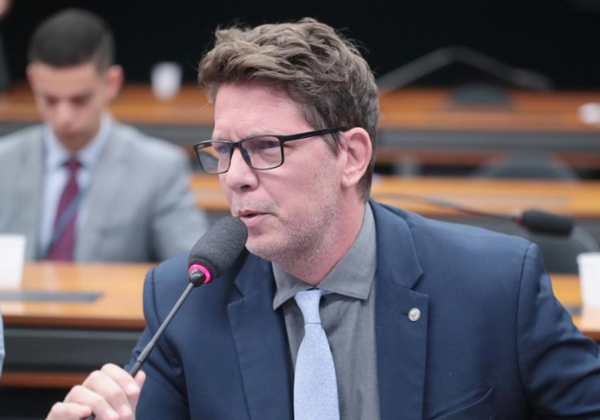 Deputado critica Wagner Moura após vitória no Globo de Ouro