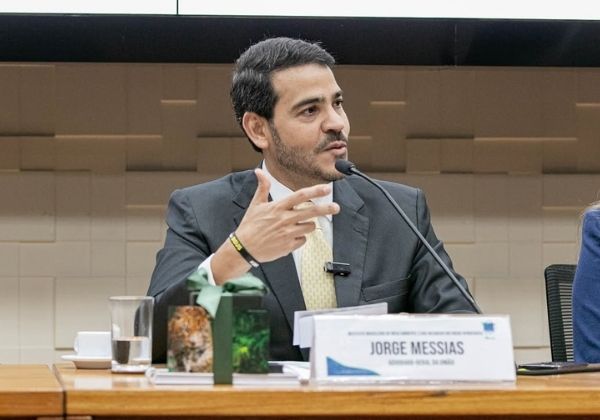 Messias intensifica ofensiva no Senado e busca senadora