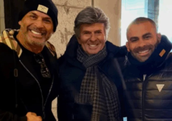 Fux é tietado por bolsonaristas em NY e sorri em fotos