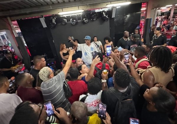 Psirico reúne multidão em show gratuito no Acesso Norte
