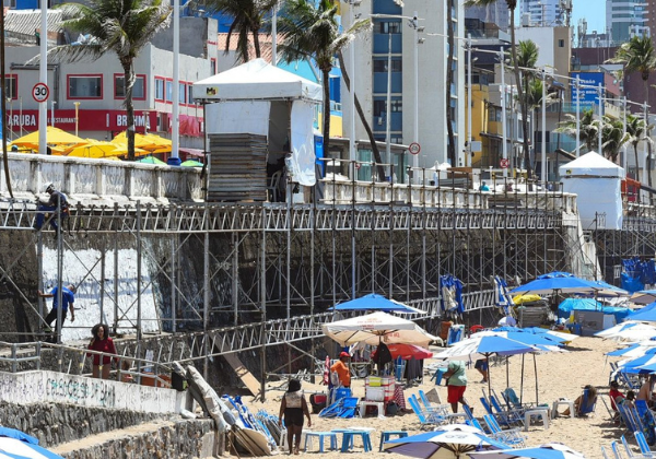 Passarela que vai concentrar ambulantes no Carnaval de Salvador passa por vistoria técnica