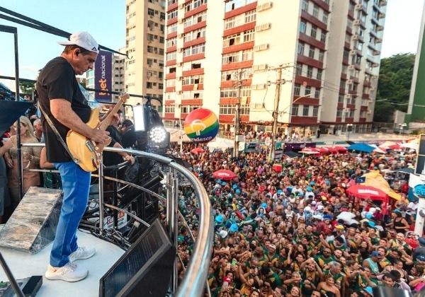 'A rua é o coração do Carnaval, e o Me Abraça pulsa junto com ela', diz Durval Lelys