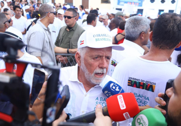 Wagner recua, acata decisão de Jerônimo e diz que definição da chapa do governo será em março