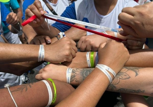 ‘Pelo fim da violência contra a mulher’: Prefeitura distribui na Lavagem do Bonfim fitinhas com mensagem especial