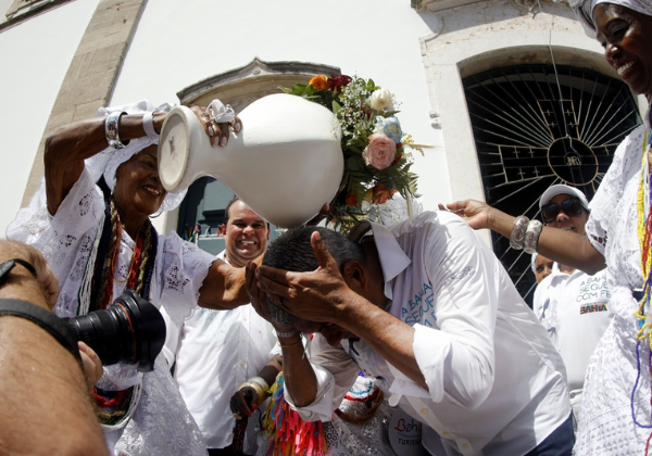 Jerônimo pede 'pela paz no mundo' durante cortejo da Lavagem