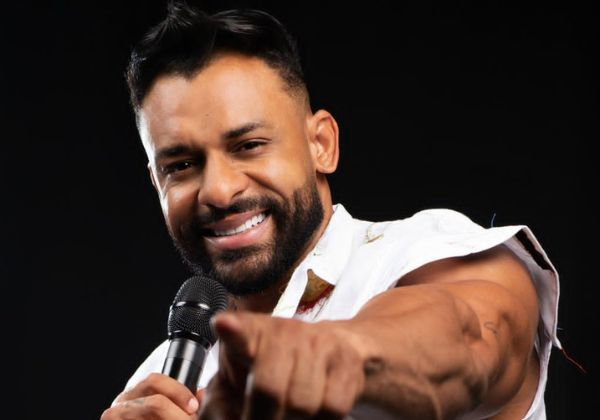 Cantor Júnior Luzz comanda 'Sextinha do Luzz' na capital baiana