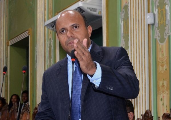 Vereador diz que governo Jerônimo reajustou transporte intermunicipal na ‘calada da noite’