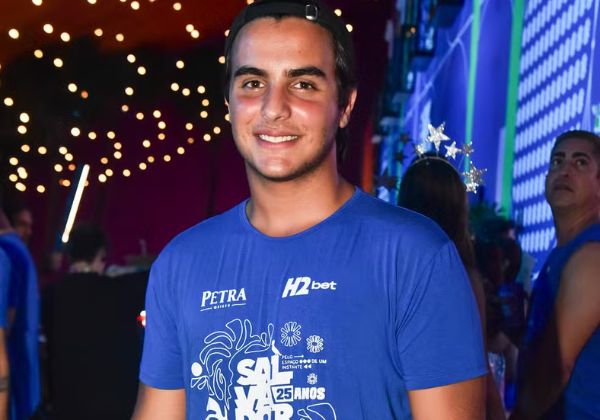 Marcelo Sangalo mostra talento ao tocar timbau em show de Timbalada  