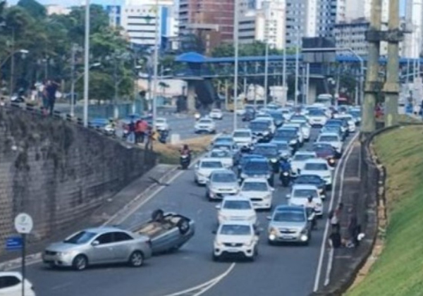 Carro capota e deixa trânsito lento na Avenida Tancredo Neves, em Salvador