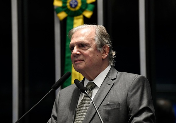 Articulador da volta de Ciro, Tasso Jereissati coloca dinheiro no PSDB do Ceará