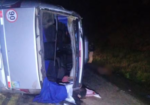 Acidente entre micro-ônibus e caminhão deixa dois mortos e 20 feridos na BR-116