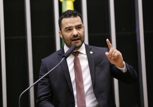 Justiça condena Arthur do Val por dizer que Emicida ‘vivia na mamata’