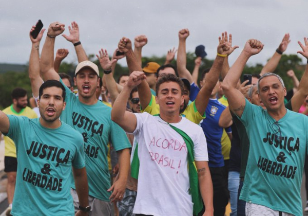 Nikolas Ferreira lidera caminhada de Minas até Brasília em protesto por condenados do 8 de Janeiro
