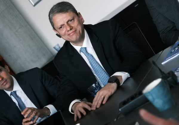 Tarcísio adia visita a Bolsonaro após autorização do STF e diz que nova data será solicitada