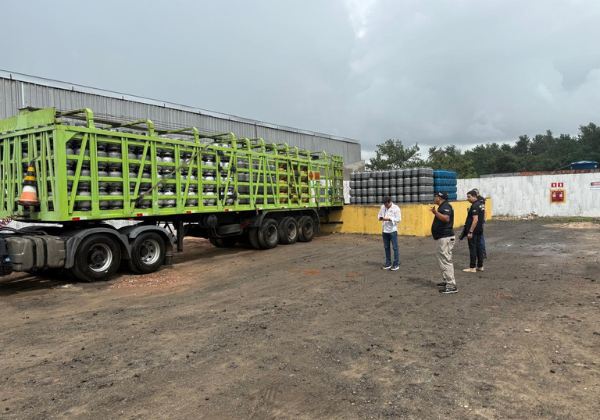 Operação de combate à venda ilegal de GLP apreende mais de mil botijões em depósito clandestino