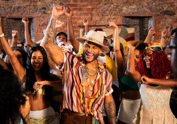 Tony Salles comemora aniversário com trio em bairro de Salvador: 'Presente para meu povo'