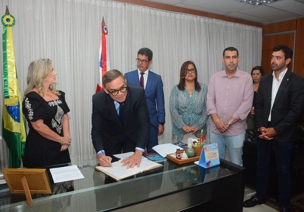 Luciano Ribeiro toma posse como deputado estadual