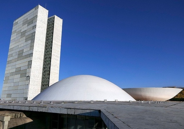 PECs do mandato de 5 anos e do fim da escala 6x1 podem ir a plenário no Senado em 2026