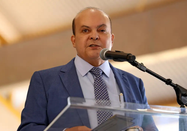 Oposição protocola pedido de impeachment contra Ibaneis após citação em investigação sobre Banco Master