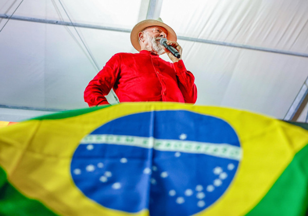 Lula critica 'omissão' de governos anteriores e relaciona atraso no campo e na indústria