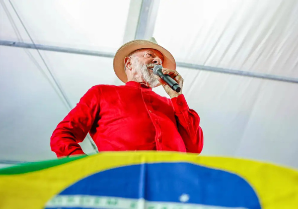 Ofensiva contra samba-enredo que homenageia Lula ganha nova denúncia
