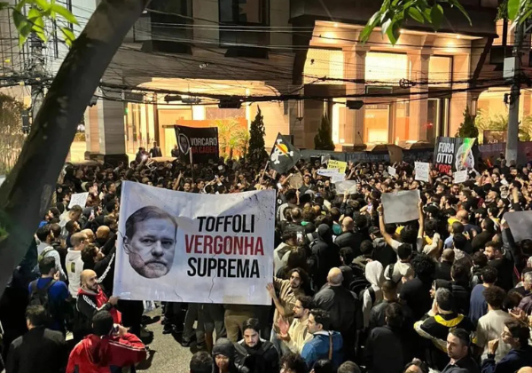 Manifestantes pedem impeachment de Dias Toffoli em ato na Avenida Faria Lima