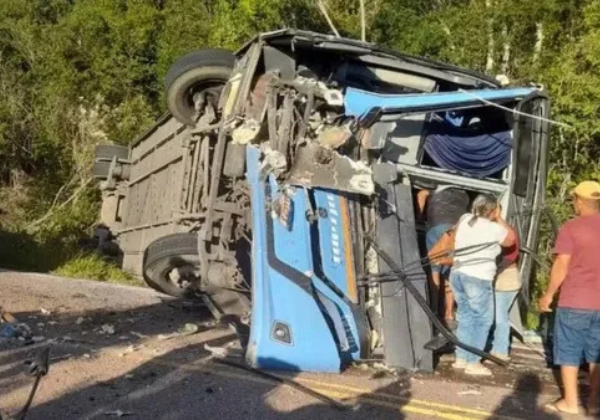Acidente entre ônibus e caminhão deixa dois mortos e 22 feridos na BR-142