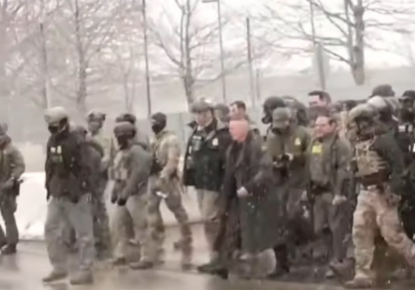 Agentes do ICE matam homem durante protesto nos EUA