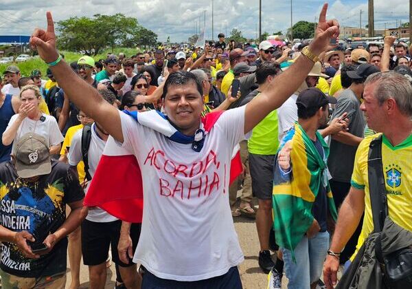 ‘Não vamos nos calar diante de abusos’, diz Diego Castro em caminhada pró-Bolsonaro