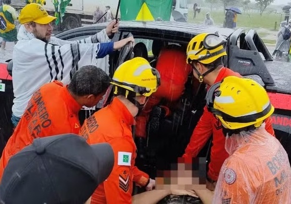 Raio atinge manifestantes que aguardavam chegada da caminhada de Nikolas em Brasília