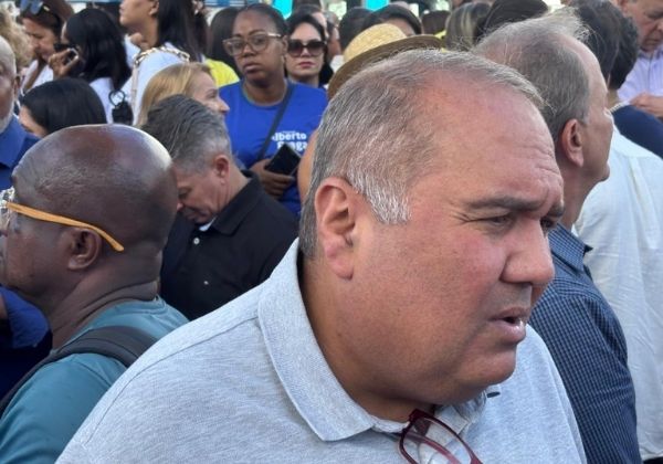 Aliado de Bruno faz aceno a Coronel e diz que Jerônimo 'terceirizou' gestão para fazer campanha