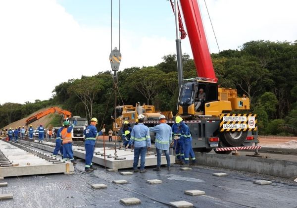 Obras do VLT entram em nova fase com instalação de via permanente do trecho 2