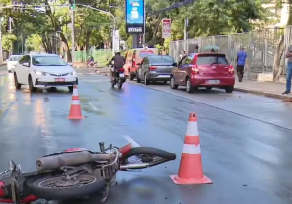 Motociclista morre atropelado por micro-ônibus da Ufba ao cair de moto