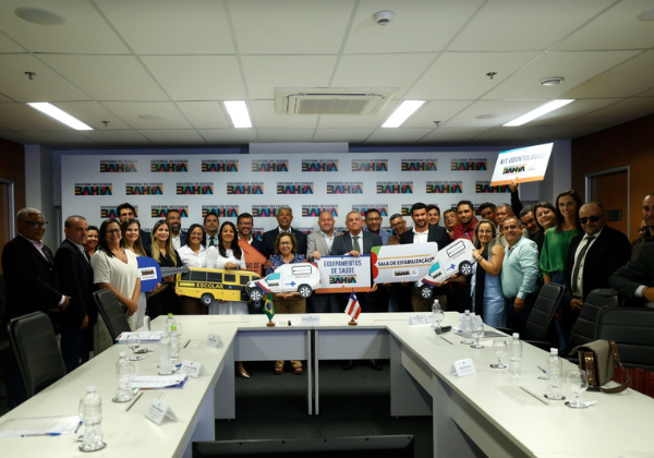 Governo da Bahia entrega ônibus escolar, ambulâncias e equipamentos de saúde em município do interior