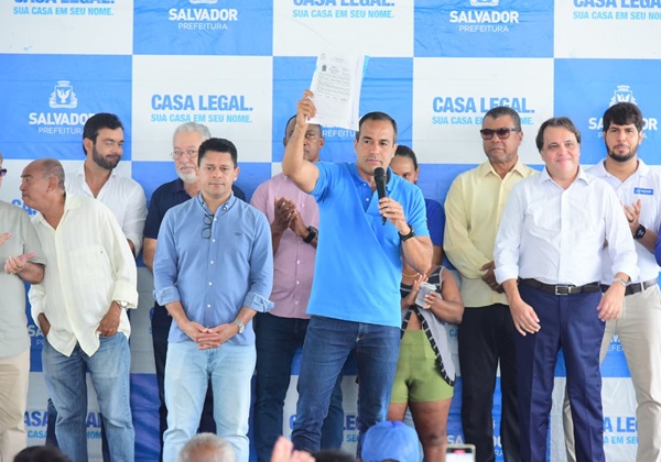 Prefeitura entrega títulos de propriedade em Paripe pelo programa Casa Legal