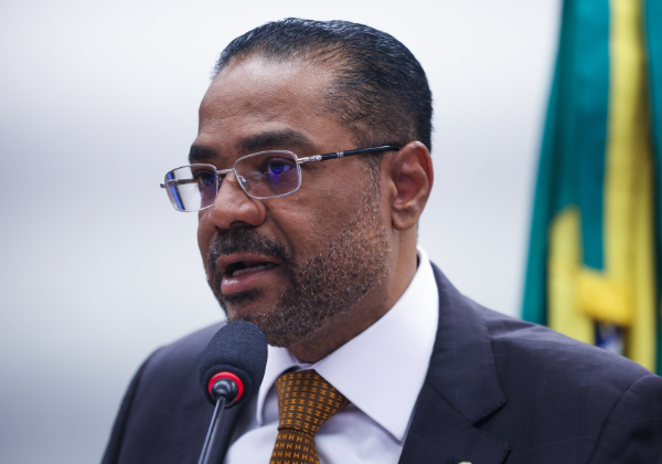 Deputado federal classifica como 'triste' a facilitação de regras para produtos importados