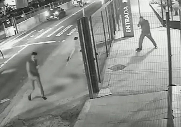 Cachorro é morto com dez tiros em frente a ponto de ônibus em São Paulo
