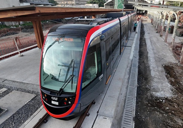 Moradores do Subúrbio Ferroviário participam da primeira viagem-teste do VLT com a comunidade