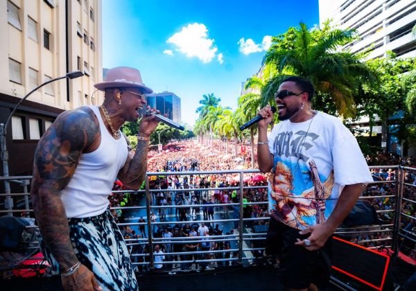 Léo Santana arrasta multidão na manhã deste sábado (31) no bloco da Gold/Vem Com o Gigante