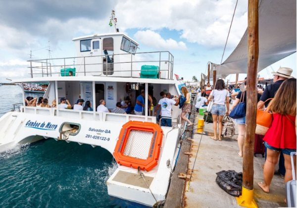 Travessia Salvador–Morro de São Paulo registra movimento intenso neste domingo (8)