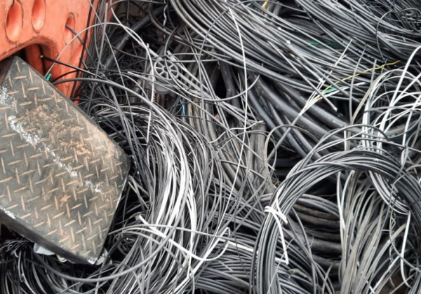 Quase 50 toneladas de cabos irregulares foram removidos pela Coelba nos primeiros 20 dias de janeiro