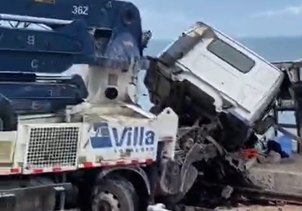 Caminhão perde controle e invade obras do VLT no Subúrbio Ferroviário de Salvador