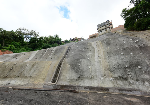 Salvador chega a 575 áreas protegidas com nova contenção de encosta em Plataforma