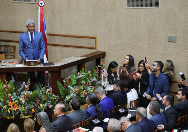 Jerônimo Rodrigues destaca queda de 13% nas mortes violentas na Bahia durante discurso na Alba