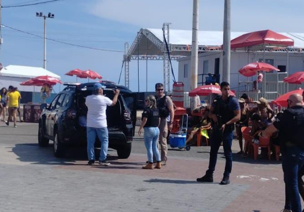 Dois homens são presos por extorquir turistas com 'pintura corporal' no Farol da Barra